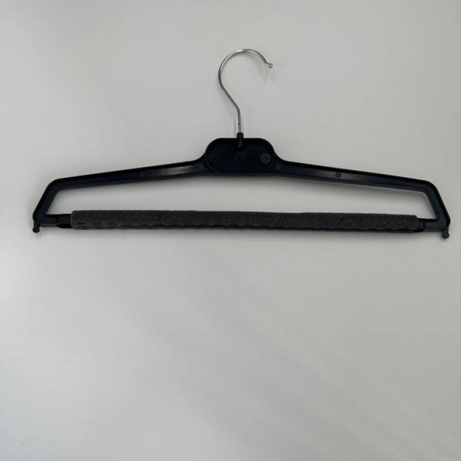 Plastic clothes hanger with foam lining
